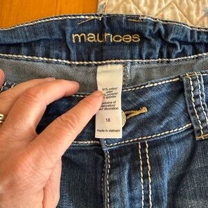 Maurices Blue Women's capri jeans.